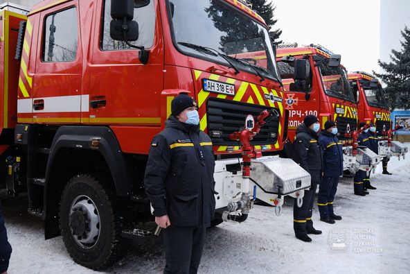 Селище під Маріуполем отримало пожежну спецтехніку на мільйони гривень (ФОТО)